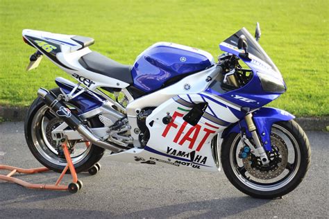 yamaha r1 valentino rossi replica